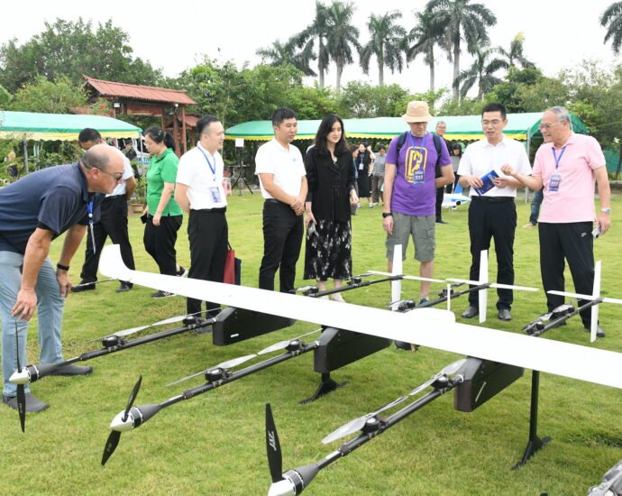 Delegation of International Communication Experts and Foreign Media Outlets Visits Emerging Industry Enterprises in Zhongshan, Guangdong Province