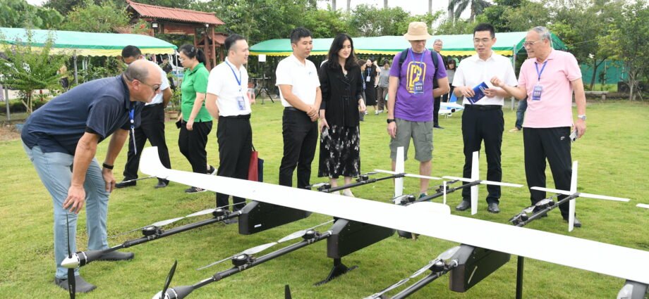 Delegation of International Communication Experts and Foreign Media Outlets Visits Emerging Industry Enterprises in Zhongshan, Guangdong Province